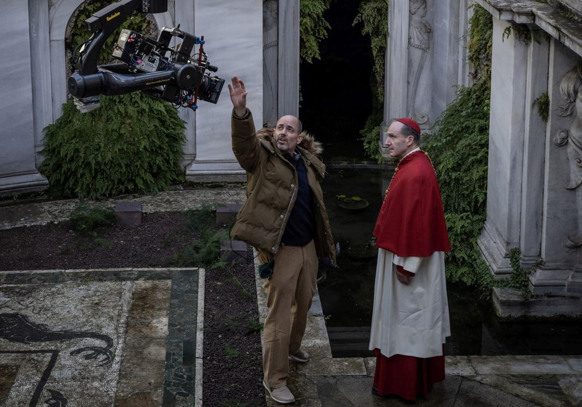 Edward Berger da instrucciones a Ralph Fiennes en el rodaje de 'Cónclave'