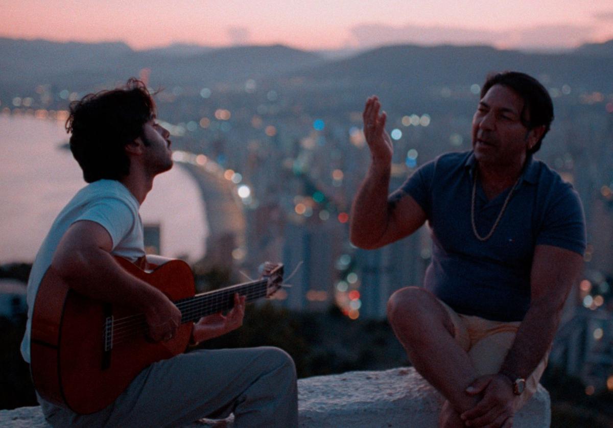 Yerai Cortés con su padre en la película de C. Tangana