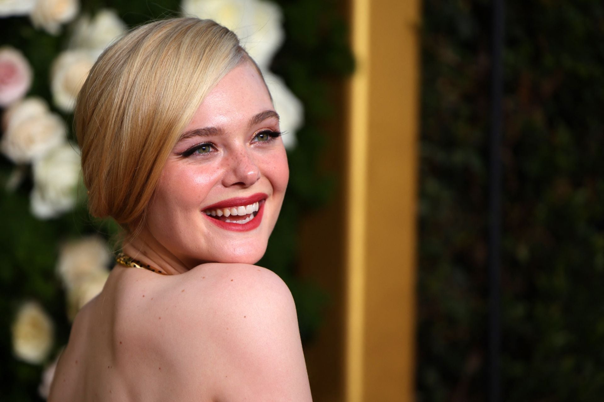 Elle Fanning muestra su mejor sonrisa a la llegada a los Globos de Oro.