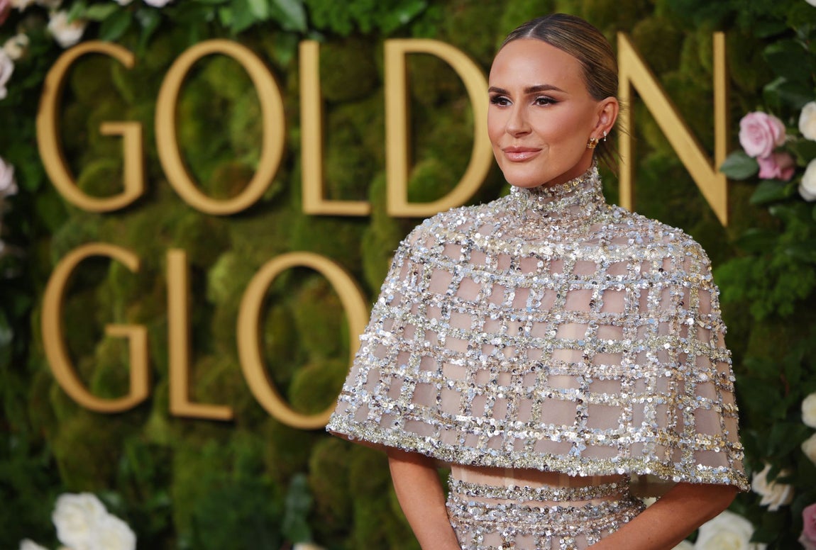 La actriz Keltie Knight, una de las primeras en llegar al hotel The Beverly Hilton, lugar donde se celebra la ceremonia.