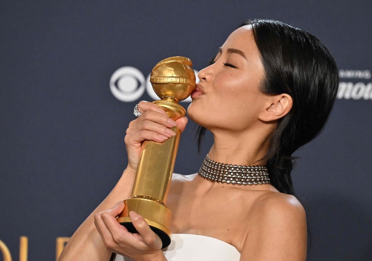 Anna Sawai posa junto al Globo de Oro conseguido por su papel en 'Shôgun'.