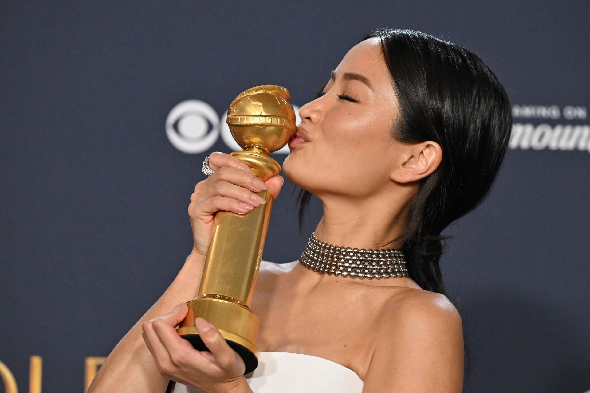 La japonesa Anna Sawai besa el Globo de Oro tras ganarlo por su actuación en 'Shôgun'.