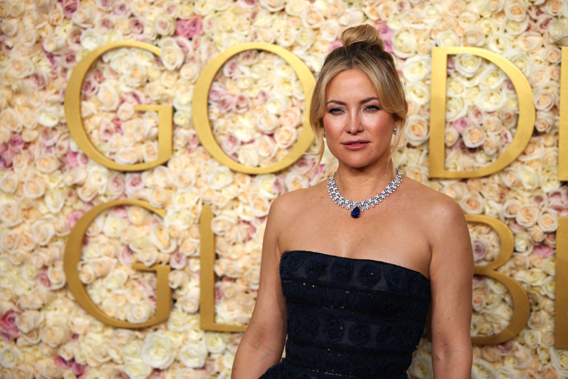 Kate Hudson posa con elegancia en la alfombra roja de los premios.