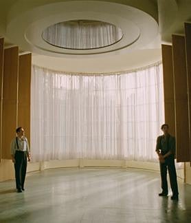 Imagen secundaria 2 - Fotogramas de 'The Brutalist', donde Adrien Brody da vida a Laszlo Toth. Ese nombre, escogido por el director y guionista de 'The Brutalist', es el del hombre que atacó la Piedad de Miguel Ángel en 1972