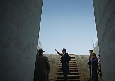 Imagen secundaria 1 - Fotogramas de 'The Brutalist', donde Adrien Brody da vida a Laszlo Toth. Ese nombre, escogido por el director y guionista de 'The Brutalist', es el del hombre que atacó la Piedad de Miguel Ángel en 1972