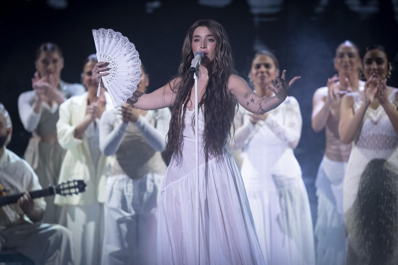 La gala ha empezado con una actuación musical con el mítico 'Bienvenido' de Miguel Ríos interpretado por varios nominados en los Goya de este año.