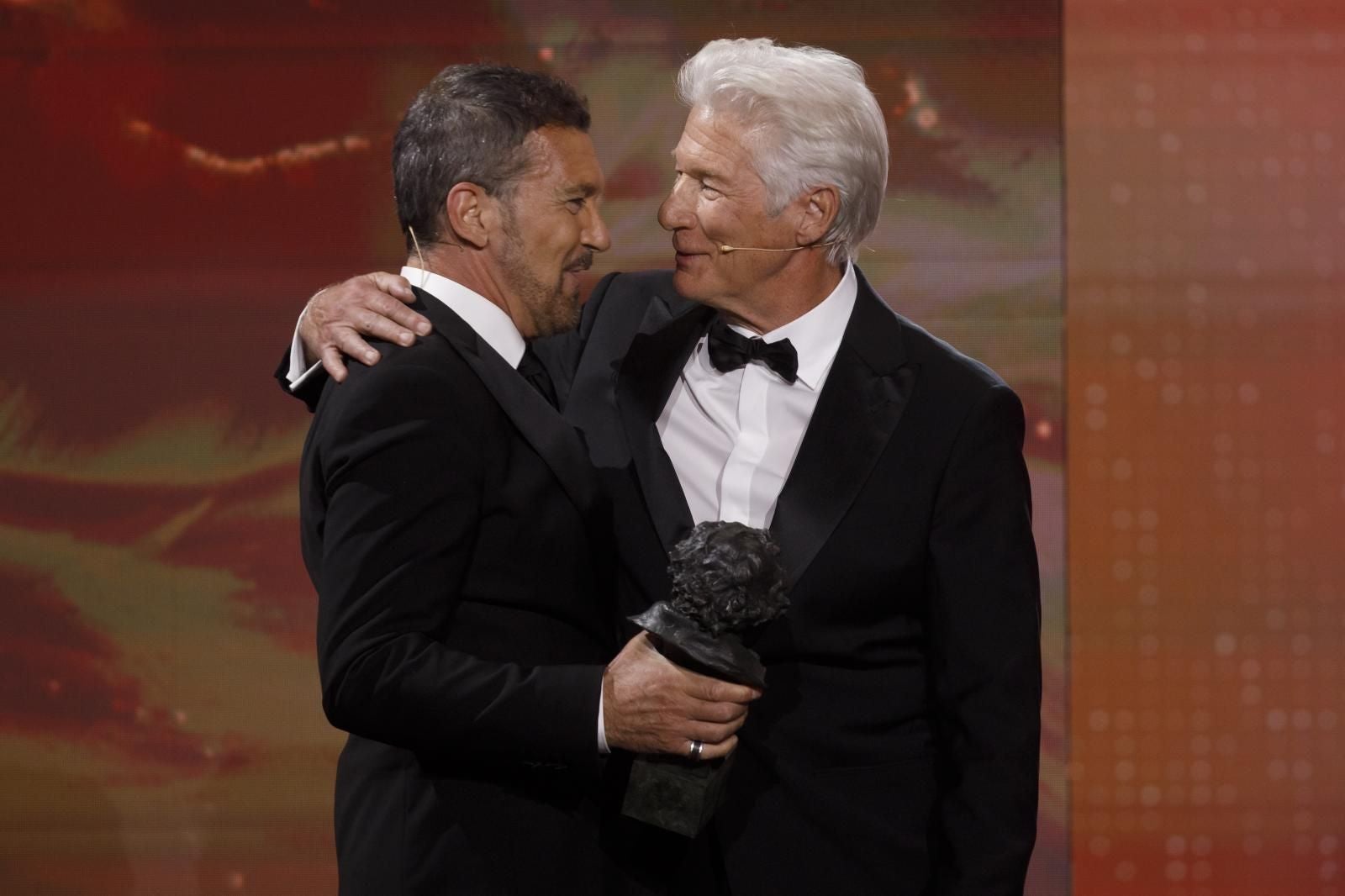 Antonio Banderas ha entregado muy emocionado el Goya Internacional a su "amigo" RIchard Gere.