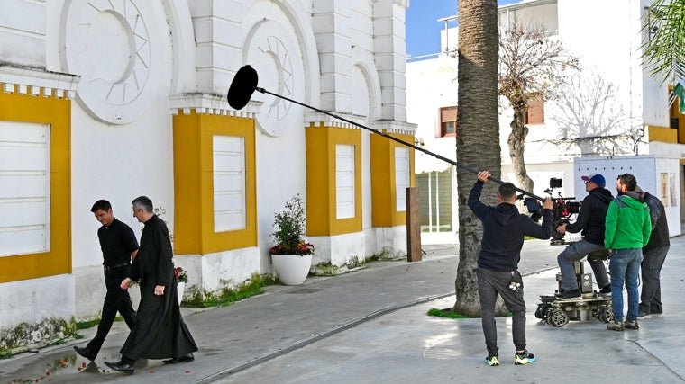 Maxi Iglesias, durante el rodaje en la plaza de la Iglesia de Santa Catalina, en Conil de la Frontera