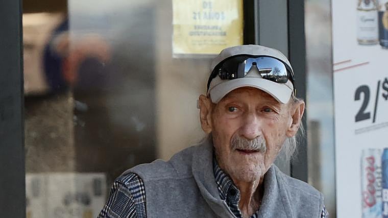 Gene Hackman, fotografiado en marzo de 2024 saliendo de un supermercado en Santa Fe (Nuevo México)