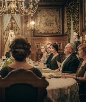 Imagen secundaria 2 - Algunas escenas de 'La Favorita 1920', la nueva serie de Telecinco