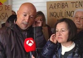 El sufrimiento de un matrimonio de jubilados de Barcelona, obligado a vivir con okupas en su propia casa: «Nos tienen amargados»