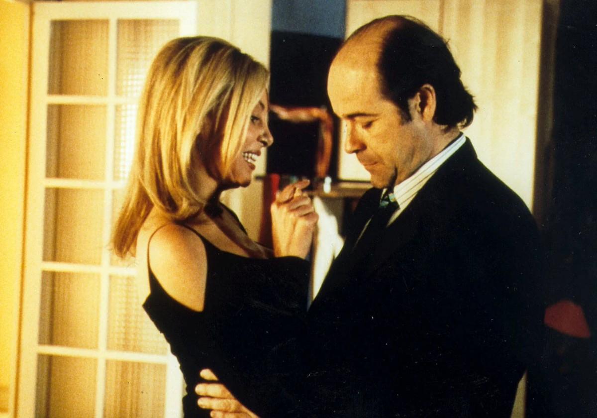 Netflix acaba de estrenar una de las series españolas más icónicas de los  90: con Antonio Resines y Ana Obregón y perfecta para nostálgicos