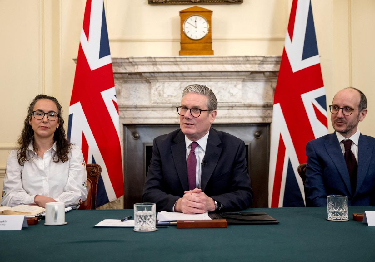 El primer ministro británico, Keir Starmer, en Downing Street junto a Sarah Simpkin, de 'The Children's Society', y el escritor de la serie de Netflix 'Adolescencia', Jack Thorne