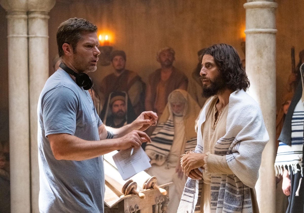 Dallas Jenkins, creador y director de 'The Chosen', junto a Jonathan Roumie, durante el rodaje de la serie