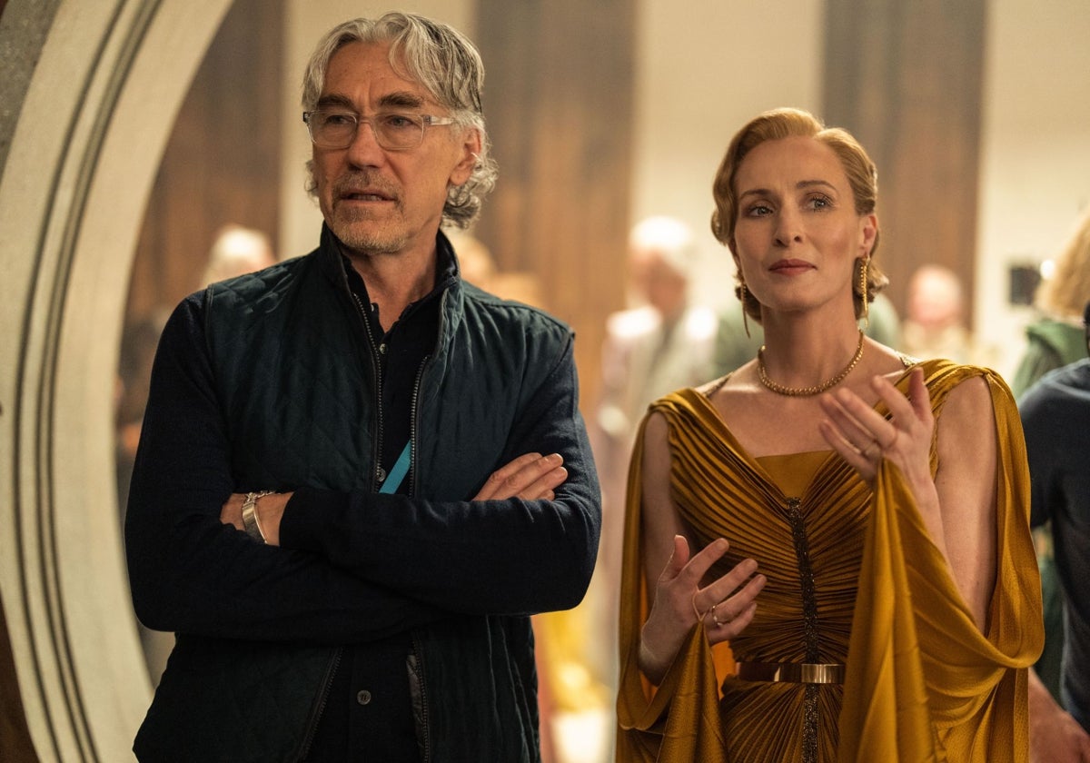 Tony Gilroy and Genevieve O'Reilly durante el rodaje de la segunda temporada de 'Andor'