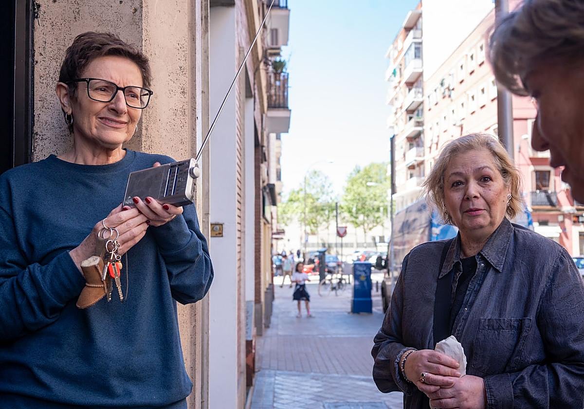 Vecinas del barrio de Puente de Segovia, en Madrid, escuchando la radio durante el apagón