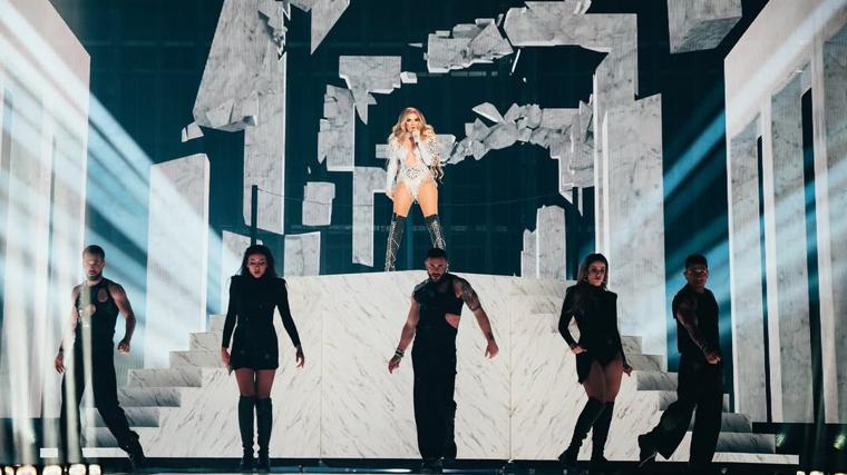Melody junto a sus bailarines sobre el escenario de Eurovision 2025