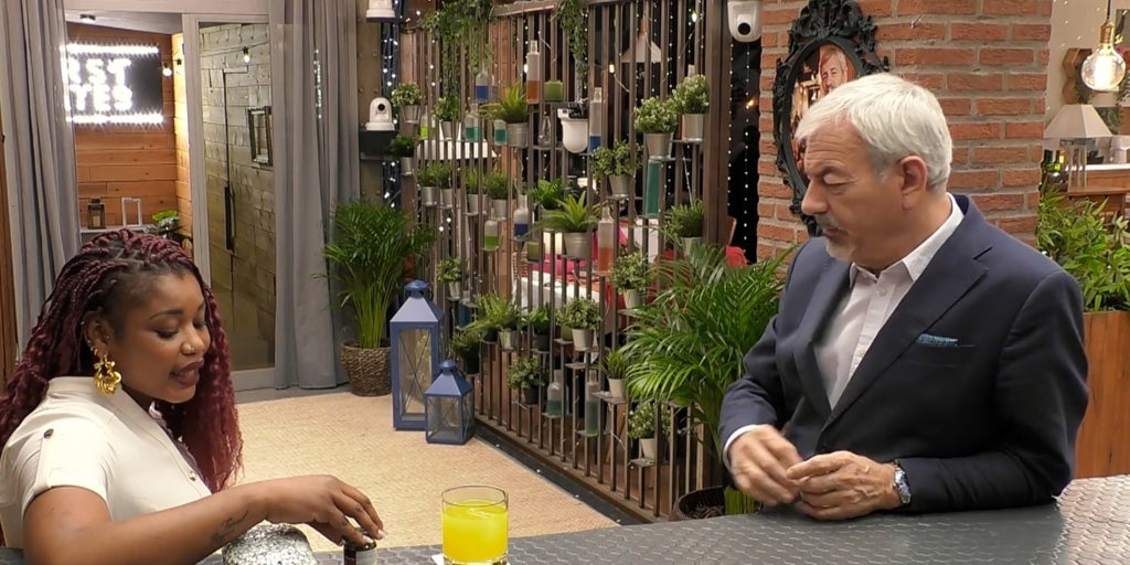 Carlos Sobera, en  shock  al ver el regalo sexual que le lleva una soltera a su cita para que lo use esa noche