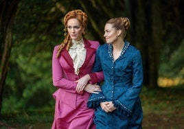Christina Hendricks y Kristine Frøseth en la segunda temporada de 'The buccaneers'