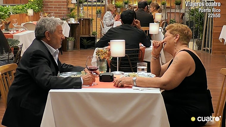 Pablo y Lola disfrutando de su cita en el restaurante de 'First Dates'