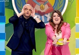 El susto de Lalachus a Ramón García con la polémica estampita de la vaquilla: «El pifostio que montaste en Navidad…»