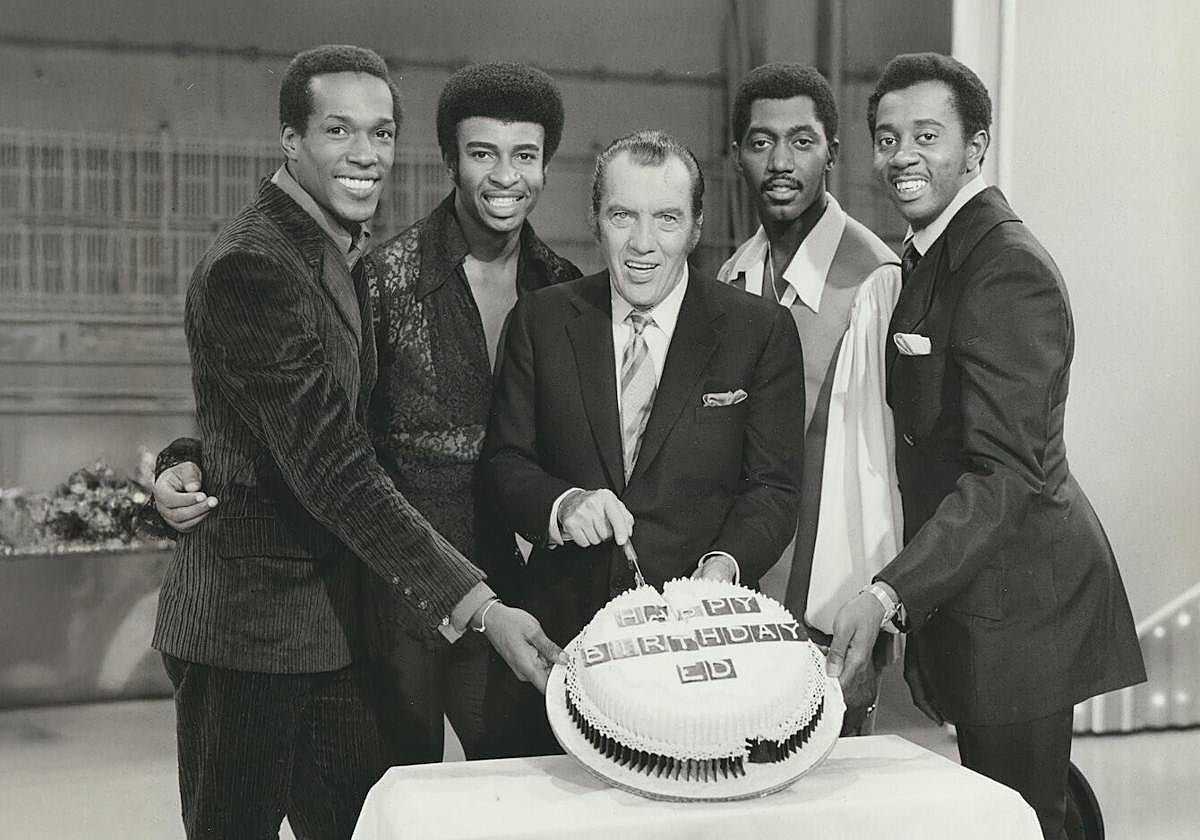 Ed Sullivan, en el centro