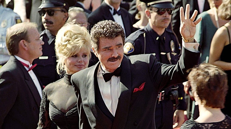 Loni Anderson junto a Burt Reynolds en la 44 edición de los Premios Emmy en Pasadena en 1992
