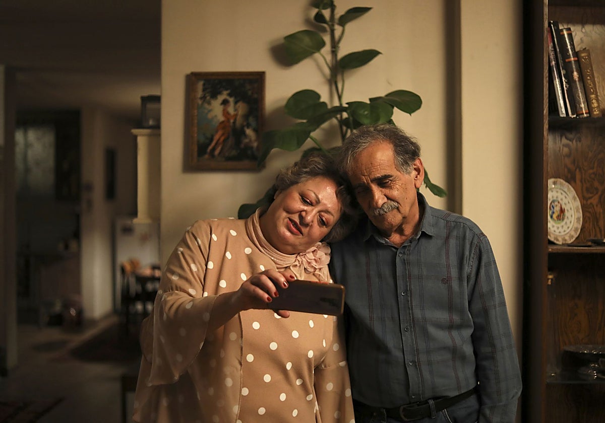 Mahin y Faramarz, la pareja protagonista, en un momento íntimo