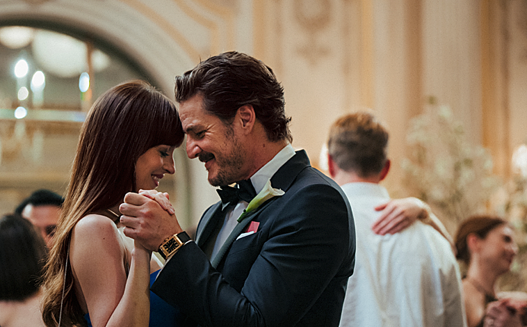Imagen principal - Dakota Johnson, primero con Pedro Pascal, luego con Chris Evans, y Celine Song en el rodaje de 'Materialistas'