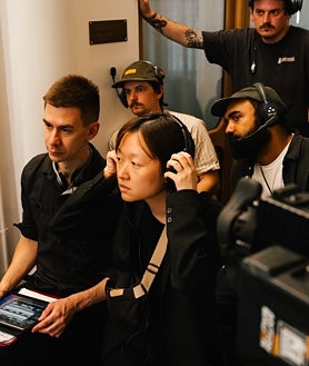 Imagen secundaria 2 - Dakota Johnson, primero con Pedro Pascal, luego con Chris Evans, y Celine Song en el rodaje de 'Materialistas'