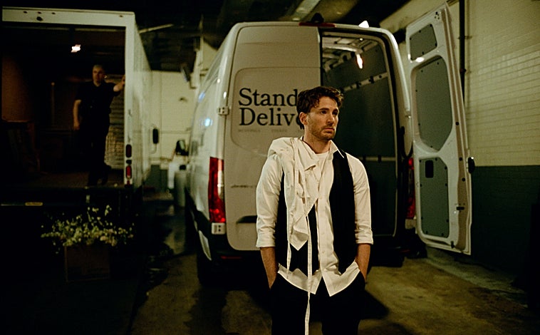 Imagen principal - Chris Evans, Dakota Johnson y Pedro Pascal Atsushi Nishijima