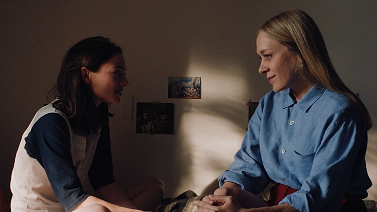 Lily McInerny y Chloë Sevigny en 'Buenos días, tristeza'