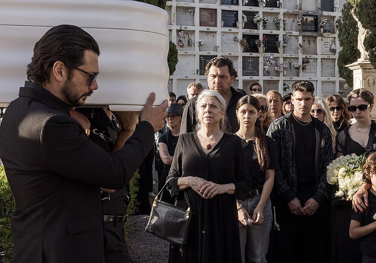 Tiene solo tres episodios y es un éxito en Netflix: la nueva serie de Carmen Mola con reparto de 'La casa de papel' que está arrasando