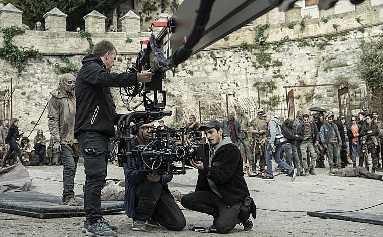 Imagen principal - Imágenes del rodaje en Sepúlveda de la tercera temporada de 'The Walking Dead: Daryl Dixon'