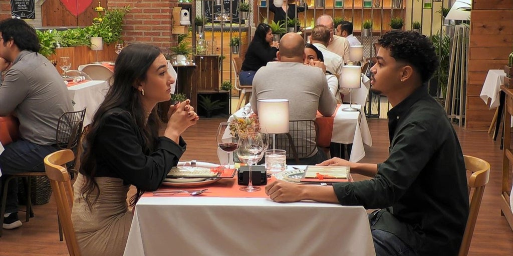 Choque de dos comensales por los continuos ataques de la soltera hacia su cita por su nacionalidad: «No tenemos más que hacer»