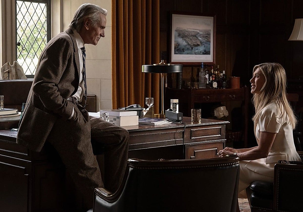 Jeremy Irons y Jennifer Aniston, en 'The Morning Show'