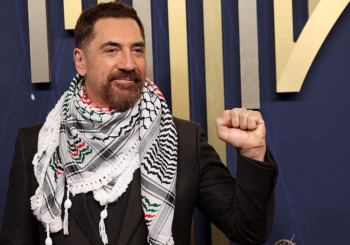 El actor español Javier Bardem con un pañuelo palestino en la alfombre roja de los premios Emmy