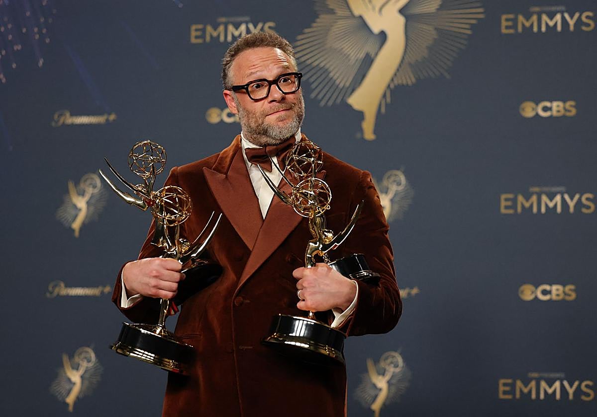 Seth Rogen con sus dos Emmy por 'The Studio'