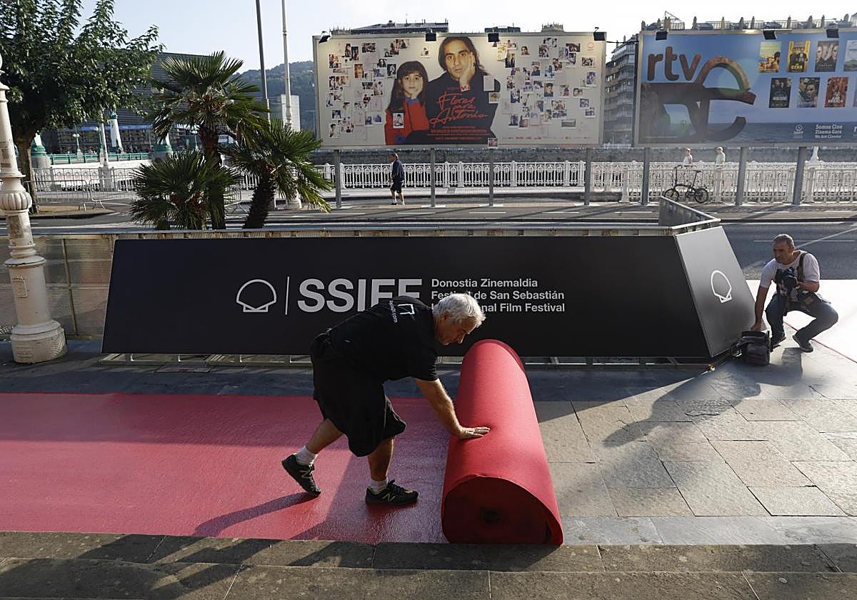 Operarios del Festival Internacional de Cine de San Sebastián ultiman los detalles de la 73 edición
