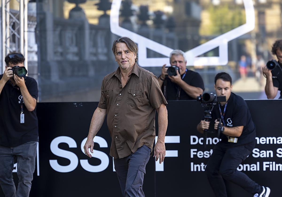 El director y guionista estadounidense Richard Linklater, a su llegada al hotel que aloja a los invitados de la 73 el Festival Internacional de Cine de San Sebastián, donde presenta 'Nouvelle Vague' en la sección Perlas