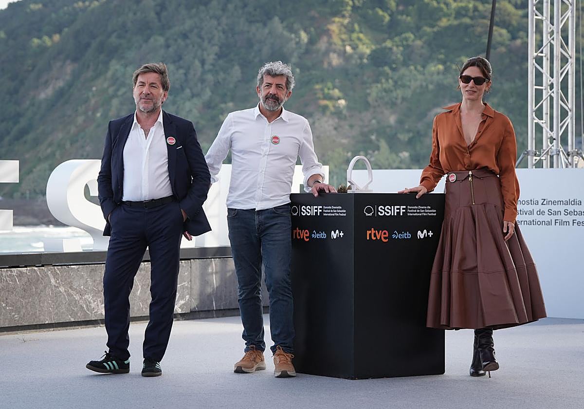 El actor Antonio de la Torre, el director Alberto Rodríguez, y la actriz Bárbara Lennie, en el Festival de San Sebastián