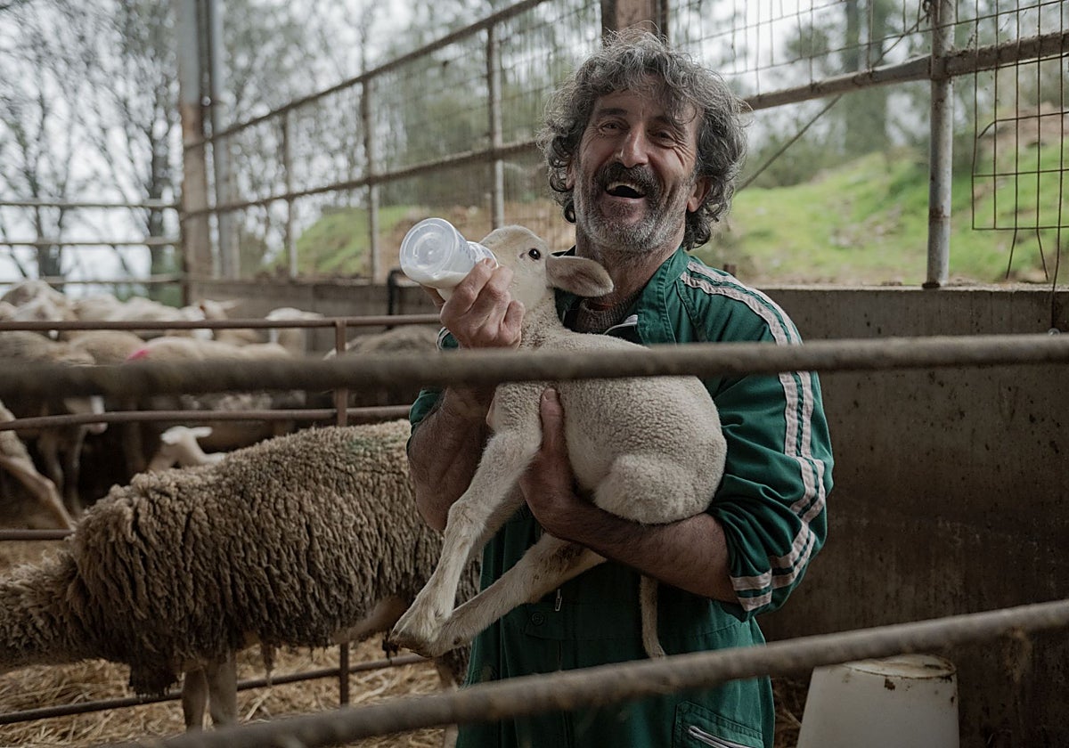 Luis Zahera junto a una oveja en el set de 'Animal'