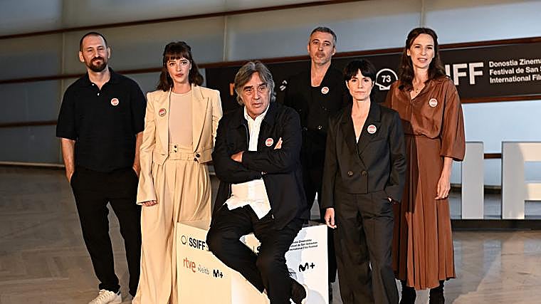 El equipo de 'Un fantasma en la batalla' durante la presentación en el Festival de San Sebastián