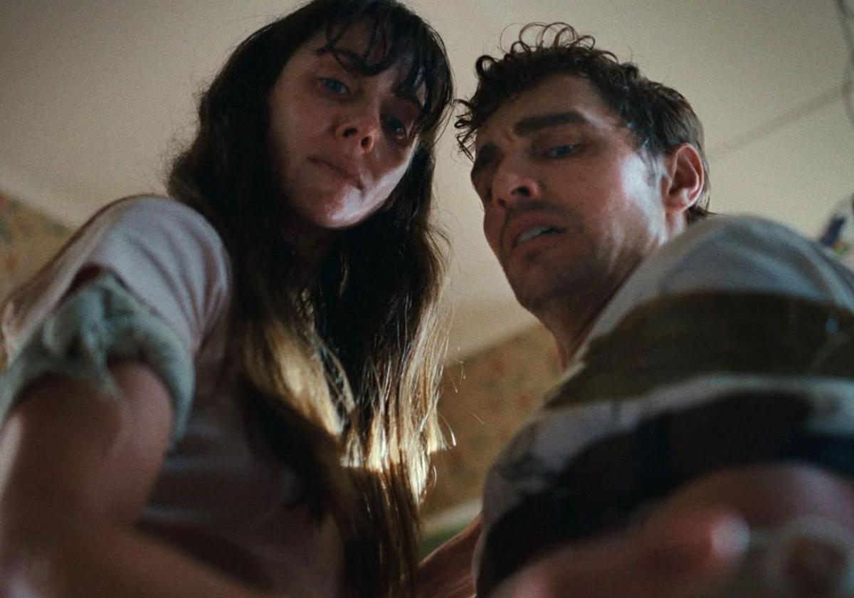 Escena de 'Together', con Allison Brie y Dave Franco