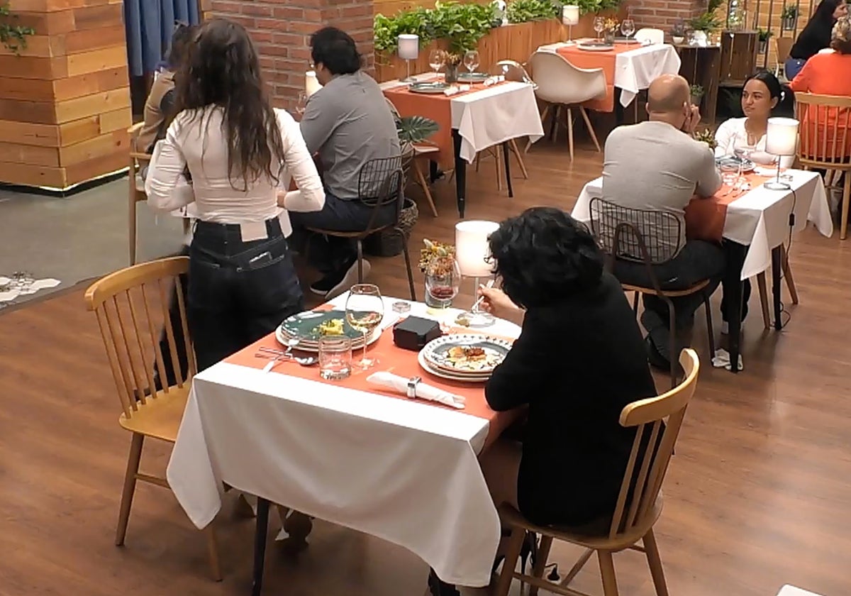 Jessica marchándose al baño en plena cita