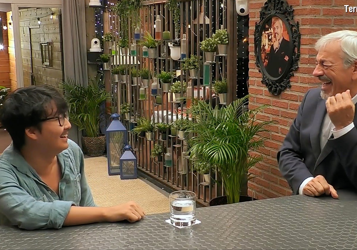 Andrés con Carlos Sobera en 'First Dates'
