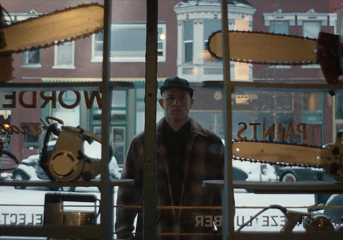 Charlie Hunnam, en una escena de 'Monstruos: La historia de Ed Gein'