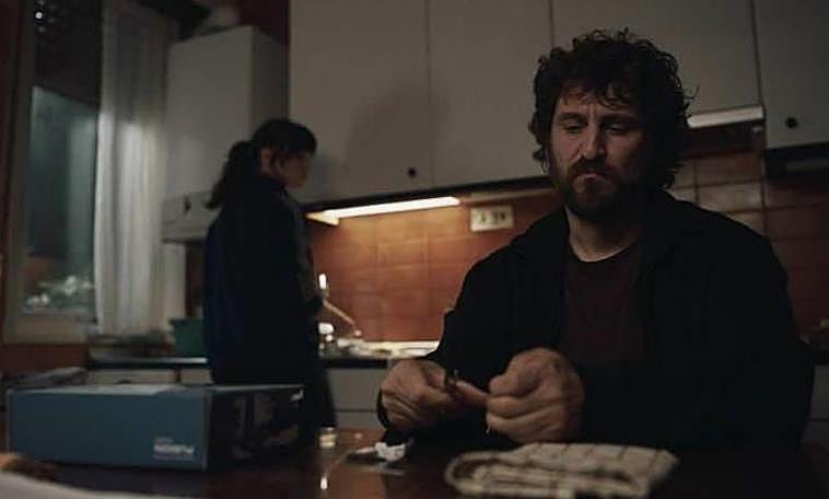 Imagen principal - Fotogramas de 'Un fantasma en la batalla'