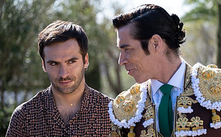 Imagen principal - Arriba, Ricardo Gómez y Óscar Jaenada, protagonistas de 'La suerte'. Abajo, Óscar Higares aconseja a Jaenada en la serie de DIsney +. En la última, el 'Maestro' con aires de Morante fuera del ruedo