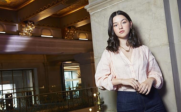 Imagen principal - Arriba, Blanca Soroa posa para ABC. Abajo, en el rodaje de 'Los domingos' con Alauda Ruiz de Azúa